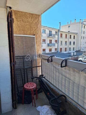 découvrez ce studio meublé, vendu avec un locataire actuellement en place.
Situé au 2ᵉ étage avec ascenseur, le logement se compose d'une entrée, d'une pièce de vie lumineuse avec espace cuisine aménagé et équipé, d'une salle de bains et de WC. Il bénéficie également d'un balcon couvert ainsi que d'une cave.
Le logement est en état correct et fonctionnel. Il ne nécessite pas de travaux pour poursuivre la location actuelle.
Un investissement adapté à un acquéreur recherchant un petit produit locatif, avec une situation locative connue.