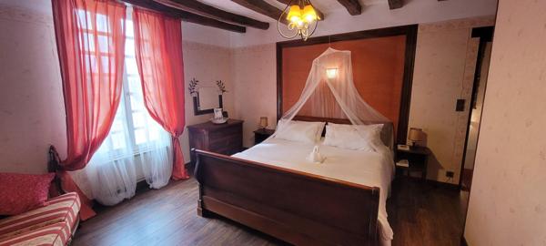 MANOIR A LA CHARTRE SUR LE LOIR  ET SES CAVES EXCEPTIONNELLES