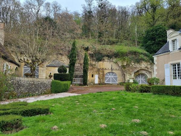 MANOIR A LA CHARTRE SUR LE LOIR  ET SES CAVES EXCEPTIONNELLES