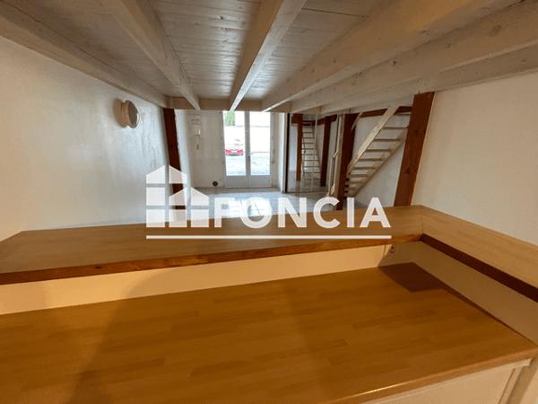 Location Studio 27.2 m² - 12 RUE DU DOLMEN Poitiers 86000