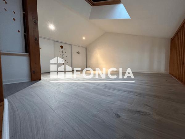Location Studio 27.2 m² - 12 RUE DU DOLMEN Poitiers 86000