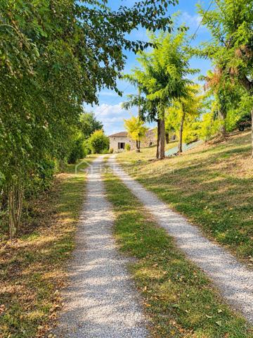 L'authenticité de la pierre, le confort d'aujourd'hui… Un véritable coup de cœur à quelques minutes de Castelculier.

Et si votre prochaine maison était celle dont vous rêvez depuis toujours ? La surprise qui vous attend est au bout de ce petit chemin privé !

À proximité de toutes les commodités et d'un hypermarché, découvrez cette magnifique longère en pierre entièrement rénovée, nichée dans un environnement privilégié où règnent calme, nature et intimité. Ici, aucun vis-à-vis : seulement une vue dégagée sur la campagne environnante et plus de 3 000 m² de terrain pour profiter pleinement de chaque saison.

Dès la porte franchie, le charme est immédiat.

La pierre, les volumes, la lumière… tout a été pensé pour créer une atmosphère chaleureuse et élégante. L'entrée, sublimée par une superbe verrière d'atelier, donne le ton et s'ouvre sur une vaste pièce de vie traversante baignée de lumière.

Le salon, agrémenté d'une cheminée avec insert, invite aux soirées cocooning tandis que la cuisine contemporaine, entièrement neuve et équipée avec des matériaux de qualité, séduira les amateurs de gastronomie. Ouverte sur la salle à manger, elle devient naturellement le cœur de la maison, un lieu de partage où famille et amis aimeront se retrouver.

Une buanderie fonctionnelle ainsi que deux toilettes indépendantes viennent compléter l'espace vie.

Côté nuit, chacun trouvera son espace.

Le rez-de-chaussée accueille une superbe suite parentale avec sa salle d'eau privative. À l'étage, un espace aménagé peut devenir, selon vos envies, un dressing, un bureau ou un coin lecture.

Une seconde chambre bénéficie d'une salle de bains à proximité.

Enfin, les combles ont été transformés avec beaucoup de goût pour offrir une troisième chambre pleine de charme, idéale pour un enfant, un adolescent ou des invités.

À l'extérieur, la magie continue…

Depuis la pièce de vie, vous accédez directement aux terrasses qui entourent une agréable piscine, véritable invitation à la détente. Imaginez les longues soirées d'été, les repas entre amis, les baignades en famille, le tout avec pour décor une campagne verdoyante à perte de vue.

Les dépendances constituent un véritable atout : l'une peut servir de garage, d'atelier ou être aménagée selon vos projets, tandis qu'une seconde abrite un authentique four à pain, témoin du caractère et de l'histoire des lieux.

Des prestations qui offrent une totale sérénité.

Parce que le charme ne suffit pas, cette propriété bénéficie également d'une rénovation de qualité :

* Pompe à chaleur
* Climatisation
* Cuisine neuve haut de gamme
* Toiture récente
* Électricité entièrement refaite
* Assainissement conforme
* Aucun travaux à prévoir

Une propriété où le cachet de l'ancien rencontre le confort moderne, dans un environnement privilégié.

Les maisons de cette qualité, alliant authenticité, prestations irréprochables et cadre de vie exceptionnel, sont particulièrement rares sur le secteur.

Une visite suffira pour tomber sous le charme… Contactez-moi dès aujourd'hui pour découvrir ce lieu unique.