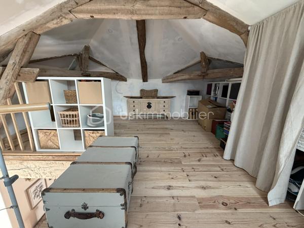 L'authenticité de la pierre, le confort d'aujourd'hui… Un véritable coup de cœur à quelques minutes de Castelculier.

Et si votre prochaine maison était celle dont vous rêvez depuis toujours ? La surprise qui vous attend est au bout de ce petit chemin privé !

À proximité de toutes les commodités et d'un hypermarché, découvrez cette magnifique longère en pierre entièrement rénovée, nichée dans un environnement privilégié où règnent calme, nature et intimité. Ici, aucun vis-à-vis : seulement une vue dégagée sur la campagne environnante et plus de 3 000 m² de terrain pour profiter pleinement de chaque saison.

Dès la porte franchie, le charme est immédiat.

La pierre, les volumes, la lumière… tout a été pensé pour créer une atmosphère chaleureuse et élégante. L'entrée, sublimée par une superbe verrière d'atelier, donne le ton et s'ouvre sur une vaste pièce de vie traversante baignée de lumière.

Le salon, agrémenté d'une cheminée avec insert, invite aux soirées cocooning tandis que la cuisine contemporaine, entièrement neuve et équipée avec des matériaux de qualité, séduira les amateurs de gastronomie. Ouverte sur la salle à manger, elle devient naturellement le cœur de la maison, un lieu de partage où famille et amis aimeront se retrouver.

Une buanderie fonctionnelle ainsi que deux toilettes indépendantes viennent compléter l'espace vie.

Côté nuit, chacun trouvera son espace.

Le rez-de-chaussée accueille une superbe suite parentale avec sa salle d'eau privative. À l'étage, un espace aménagé peut devenir, selon vos envies, un dressing, un bureau ou un coin lecture.

Une seconde chambre bénéficie d'une salle de bains à proximité.

Enfin, les combles ont été transformés avec beaucoup de goût pour offrir une troisième chambre pleine de charme, idéale pour un enfant, un adolescent ou des invités.

À l'extérieur, la magie continue…

Depuis la pièce de vie, vous accédez directement aux terrasses qui entourent une agréable piscine, véritable invitation à la détente. Imaginez les longues soirées d'été, les repas entre amis, les baignades en famille, le tout avec pour décor une campagne verdoyante à perte de vue.

Les dépendances constituent un véritable atout : l'une peut servir de garage, d'atelier ou être aménagée selon vos projets, tandis qu'une seconde abrite un authentique four à pain, témoin du caractère et de l'histoire des lieux.

Des prestations qui offrent une totale sérénité.

Parce que le charme ne suffit pas, cette propriété bénéficie également d'une rénovation de qualité :

* Pompe à chaleur
* Climatisation
* Cuisine neuve haut de gamme
* Toiture récente
* Électricité entièrement refaite
* Assainissement conforme
* Aucun travaux à prévoir

Une propriété où le cachet de l'ancien rencontre le confort moderne, dans un environnement privilégié.

Les maisons de cette qualité, alliant authenticité, prestations irréprochables et cadre de vie exceptionnel, sont particulièrement rares sur le secteur.

Une visite suffira pour tomber sous le charme… Contactez-moi dès aujourd'hui pour découvrir ce lieu unique.