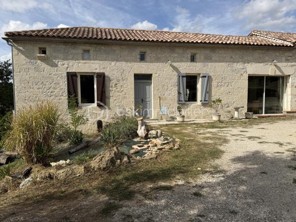 L'authenticité de la pierre, le confort d'aujourd'hui… Un véritable coup de cœur à quelques minutes de Castelculier.

Et si votre prochaine maison était celle dont vous rêvez depuis toujours ? La surprise qui vous attend est au bout de ce petit chemin privé !

À proximité de toutes les commodités et d'un hypermarché, découvrez cette magnifique longère en pierre entièrement rénovée, nichée dans un environnement privilégié où règnent calme, nature et intimité. Ici, aucun vis-à-vis : seulement une vue dégagée sur la campagne environnante et plus de 3 000 m² de terrain pour profiter pleinement de chaque saison.

Dès la porte franchie, le charme est immédiat.

La pierre, les volumes, la lumière… tout a été pensé pour créer une atmosphère chaleureuse et élégante. L'entrée, sublimée par une superbe verrière d'atelier, donne le ton et s'ouvre sur une vaste pièce de vie traversante baignée de lumière.

Le salon, agrémenté d'une cheminée avec insert, invite aux soirées cocooning tandis que la cuisine contemporaine, entièrement neuve et équipée avec des matériaux de qualité, séduira les amateurs de gastronomie. Ouverte sur la salle à manger, elle devient naturellement le cœur de la maison, un lieu de partage où famille et amis aimeront se retrouver.

Une buanderie fonctionnelle ainsi que deux toilettes indépendantes viennent compléter l'espace vie.

Côté nuit, chacun trouvera son espace.

Le rez-de-chaussée accueille une superbe suite parentale avec sa salle d'eau privative. À l'étage, un espace aménagé peut devenir, selon vos envies, un dressing, un bureau ou un coin lecture.

Une seconde chambre bénéficie d'une salle de bains à proximité.

Enfin, les combles ont été transformés avec beaucoup de goût pour offrir une troisième chambre pleine de charme, idéale pour un enfant, un adolescent ou des invités.

À l'extérieur, la magie continue…

Depuis la pièce de vie, vous accédez directement aux terrasses qui entourent une agréable piscine, véritable invitation à la détente. Imaginez les longues soirées d'été, les repas entre amis, les baignades en famille, le tout avec pour décor une campagne verdoyante à perte de vue.

Les dépendances constituent un véritable atout : l'une peut servir de garage, d'atelier ou être aménagée selon vos projets, tandis qu'une seconde abrite un authentique four à pain, témoin du caractère et de l'histoire des lieux.

Des prestations qui offrent une totale sérénité.

Parce que le charme ne suffit pas, cette propriété bénéficie également d'une rénovation de qualité :

* Pompe à chaleur
* Climatisation
* Cuisine neuve haut de gamme
* Toiture récente
* Électricité entièrement refaite
* Assainissement conforme
* Aucun travaux à prévoir

Une propriété où le cachet de l'ancien rencontre le confort moderne, dans un environnement privilégié.

Les maisons de cette qualité, alliant authenticité, prestations irréprochables et cadre de vie exceptionnel, sont particulièrement rares sur le secteur.

Une visite suffira pour tomber sous le charme… Contactez-moi dès aujourd'hui pour découvrir ce lieu unique.