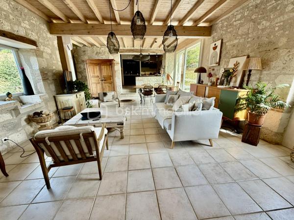 L'authenticité de la pierre, le confort d'aujourd'hui… Un véritable coup de cœur à quelques minutes de Castelculier.

Et si votre prochaine maison était celle dont vous rêvez depuis toujours ? La surprise qui vous attend est au bout de ce petit chemin privé !

À proximité de toutes les commodités et d'un hypermarché, découvrez cette magnifique longère en pierre entièrement rénovée, nichée dans un environnement privilégié où règnent calme, nature et intimité. Ici, aucun vis-à-vis : seulement une vue dégagée sur la campagne environnante et plus de 3 000 m² de terrain pour profiter pleinement de chaque saison.

Dès la porte franchie, le charme est immédiat.

La pierre, les volumes, la lumière… tout a été pensé pour créer une atmosphère chaleureuse et élégante. L'entrée, sublimée par une superbe verrière d'atelier, donne le ton et s'ouvre sur une vaste pièce de vie traversante baignée de lumière.

Le salon, agrémenté d'une cheminée avec insert, invite aux soirées cocooning tandis que la cuisine contemporaine, entièrement neuve et équipée avec des matériaux de qualité, séduira les amateurs de gastronomie. Ouverte sur la salle à manger, elle devient naturellement le cœur de la maison, un lieu de partage où famille et amis aimeront se retrouver.

Une buanderie fonctionnelle ainsi que deux toilettes indépendantes viennent compléter l'espace vie.

Côté nuit, chacun trouvera son espace.

Le rez-de-chaussée accueille une superbe suite parentale avec sa salle d'eau privative. À l'étage, un espace aménagé peut devenir, selon vos envies, un dressing, un bureau ou un coin lecture.

Une seconde chambre bénéficie d'une salle de bains à proximité.

Enfin, les combles ont été transformés avec beaucoup de goût pour offrir une troisième chambre pleine de charme, idéale pour un enfant, un adolescent ou des invités.

À l'extérieur, la magie continue…

Depuis la pièce de vie, vous accédez directement aux terrasses qui entourent une agréable piscine, véritable invitation à la détente. Imaginez les longues soirées d'été, les repas entre amis, les baignades en famille, le tout avec pour décor une campagne verdoyante à perte de vue.

Les dépendances constituent un véritable atout : l'une peut servir de garage, d'atelier ou être aménagée selon vos projets, tandis qu'une seconde abrite un authentique four à pain, témoin du caractère et de l'histoire des lieux.

Des prestations qui offrent une totale sérénité.

Parce que le charme ne suffit pas, cette propriété bénéficie également d'une rénovation de qualité :

* Pompe à chaleur
* Climatisation
* Cuisine neuve haut de gamme
* Toiture récente
* Électricité entièrement refaite
* Assainissement conforme
* Aucun travaux à prévoir

Une propriété où le cachet de l'ancien rencontre le confort moderne, dans un environnement privilégié.

Les maisons de cette qualité, alliant authenticité, prestations irréprochables et cadre de vie exceptionnel, sont particulièrement rares sur le secteur.

Une visite suffira pour tomber sous le charme… Contactez-moi dès aujourd'hui pour découvrir ce lieu unique.