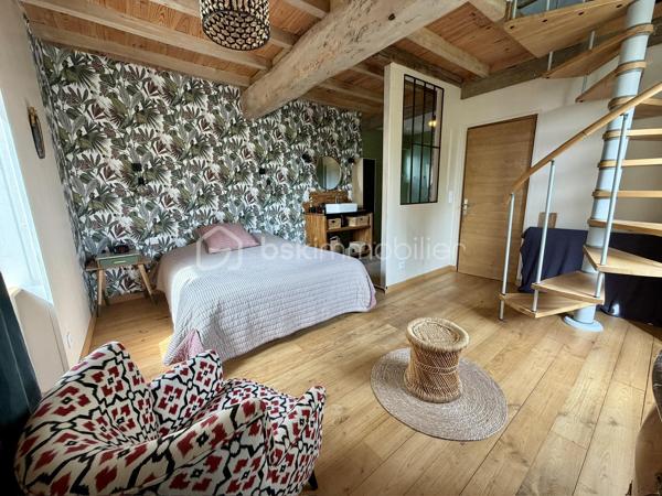 L'authenticité de la pierre, le confort d'aujourd'hui… Un véritable coup de cœur à quelques minutes de Castelculier.

Et si votre prochaine maison était celle dont vous rêvez depuis toujours ? La surprise qui vous attend est au bout de ce petit chemin privé !

À proximité de toutes les commodités et d'un hypermarché, découvrez cette magnifique longère en pierre entièrement rénovée, nichée dans un environnement privilégié où règnent calme, nature et intimité. Ici, aucun vis-à-vis : seulement une vue dégagée sur la campagne environnante et plus de 3 000 m² de terrain pour profiter pleinement de chaque saison.

Dès la porte franchie, le charme est immédiat.

La pierre, les volumes, la lumière… tout a été pensé pour créer une atmosphère chaleureuse et élégante. L'entrée, sublimée par une superbe verrière d'atelier, donne le ton et s'ouvre sur une vaste pièce de vie traversante baignée de lumière.

Le salon, agrémenté d'une cheminée avec insert, invite aux soirées cocooning tandis que la cuisine contemporaine, entièrement neuve et équipée avec des matériaux de qualité, séduira les amateurs de gastronomie. Ouverte sur la salle à manger, elle devient naturellement le cœur de la maison, un lieu de partage où famille et amis aimeront se retrouver.

Une buanderie fonctionnelle ainsi que deux toilettes indépendantes viennent compléter l'espace vie.

Côté nuit, chacun trouvera son espace.

Le rez-de-chaussée accueille une superbe suite parentale avec sa salle d'eau privative. À l'étage, un espace aménagé peut devenir, selon vos envies, un dressing, un bureau ou un coin lecture.

Une seconde chambre bénéficie d'une salle de bains à proximité.

Enfin, les combles ont été transformés avec beaucoup de goût pour offrir une troisième chambre pleine de charme, idéale pour un enfant, un adolescent ou des invités.

À l'extérieur, la magie continue…

Depuis la pièce de vie, vous accédez directement aux terrasses qui entourent une agréable piscine, véritable invitation à la détente. Imaginez les longues soirées d'été, les repas entre amis, les baignades en famille, le tout avec pour décor une campagne verdoyante à perte de vue.

Les dépendances constituent un véritable atout : l'une peut servir de garage, d'atelier ou être aménagée selon vos projets, tandis qu'une seconde abrite un authentique four à pain, témoin du caractère et de l'histoire des lieux.

Des prestations qui offrent une totale sérénité.

Parce que le charme ne suffit pas, cette propriété bénéficie également d'une rénovation de qualité :

* Pompe à chaleur
* Climatisation
* Cuisine neuve haut de gamme
* Toiture récente
* Électricité entièrement refaite
* Assainissement conforme
* Aucun travaux à prévoir

Une propriété où le cachet de l'ancien rencontre le confort moderne, dans un environnement privilégié.

Les maisons de cette qualité, alliant authenticité, prestations irréprochables et cadre de vie exceptionnel, sont particulièrement rares sur le secteur.

Une visite suffira pour tomber sous le charme… Contactez-moi dès aujourd'hui pour découvrir ce lieu unique.