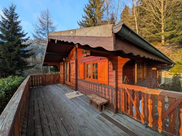 Chalet accroché à la montagne avec terrasse plein ouest