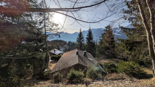 Chalet accroché à la montagne avec terrasse plein ouest