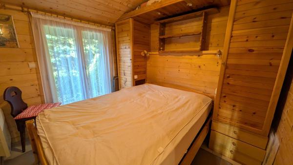 Chalet accroché à la montagne avec terrasse plein ouest