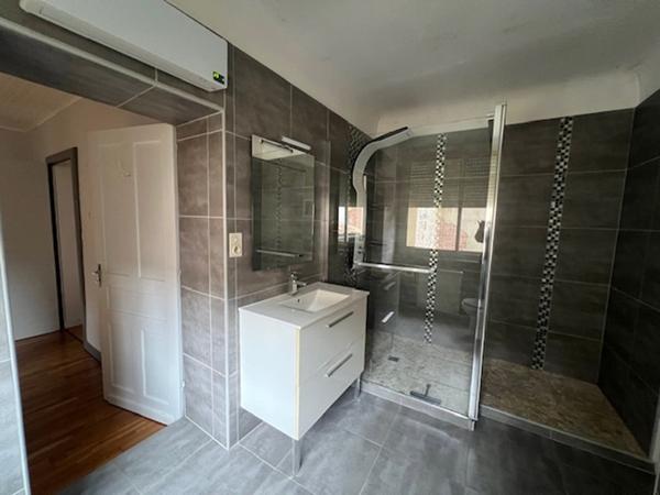 Ensemble immobilier maison + local aménageable en logement - Port Ste Marie