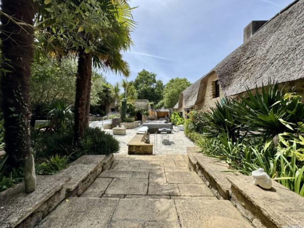 A visiter! Charmante chaumière – Superbe terrain avec piscine