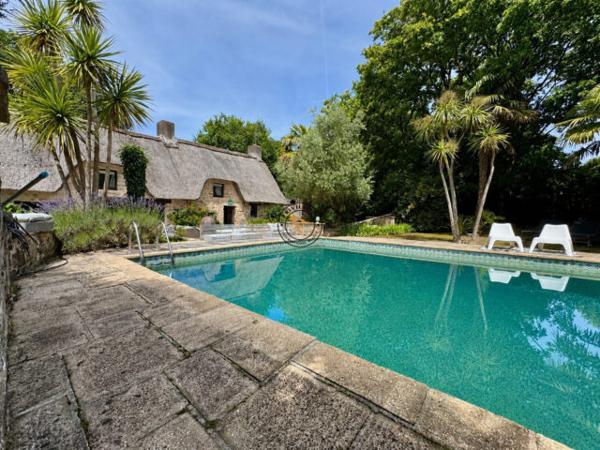 A visiter! Charmante chaumière – Superbe terrain avec piscine