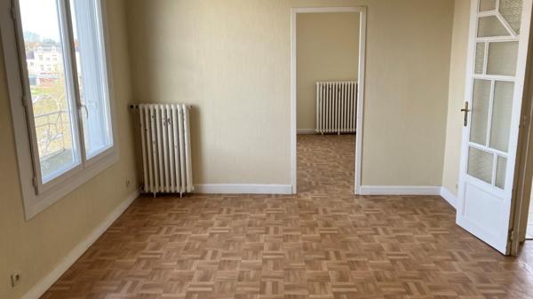 APPARTEMENT EN PLEIN CENTRE VILLE VUE JARDIN PUBLIC LUMINEUX ET BIEN DISTRIBUE DE 84 M² CHÂTELLERAULT Réf A.128