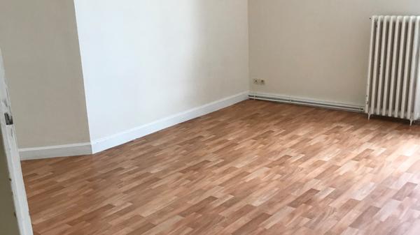 APPARTEMENT EN PLEIN CENTRE VILLE VUE JARDIN PUBLIC LUMINEUX ET BIEN DISTRIBUE DE 84 M² CHÂTELLERAULT Réf A.128