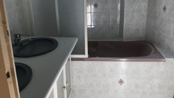 APPARTEMENT EN PLEIN CENTRE VILLE VUE JARDIN PUBLIC LUMINEUX ET BIEN DISTRIBUE DE 84 M² CHÂTELLERAULT Réf A.128