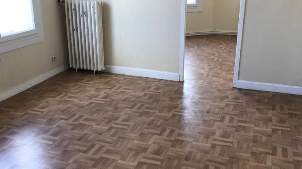 APPARTEMENT EN PLEIN CENTRE VILLE VUE JARDIN PUBLIC LUMINEUX ET BIEN DISTRIBUE DE 84 M² CHÂTELLERAULT Réf A.128