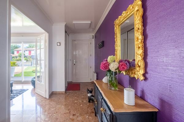 SUPERBE MAISON FAMILIALE DE 140 M2 AU CALME  QUATRE CHAMBRES  JARDIN ET GRANDE PISCINE