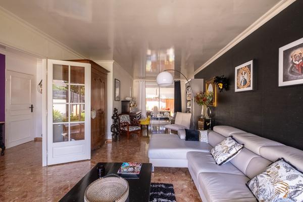 SUPERBE MAISON FAMILIALE DE 140 M2 AU CALME  QUATRE CHAMBRES  JARDIN ET GRANDE PISCINE