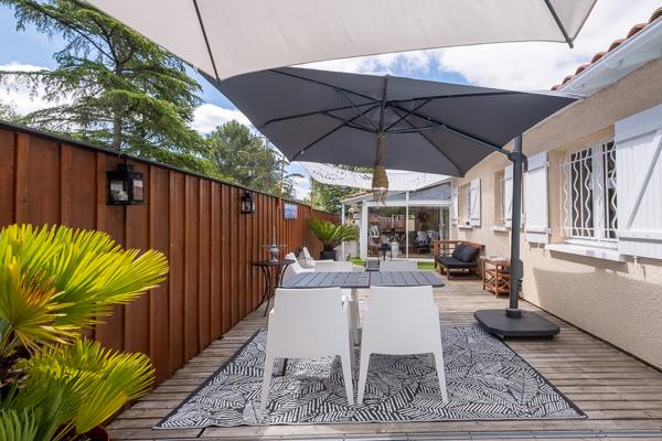 SUPERBE MAISON FAMILIALE DE 140 M2 AU CALME  QUATRE CHAMBRES  JARDIN ET GRANDE PISCINE