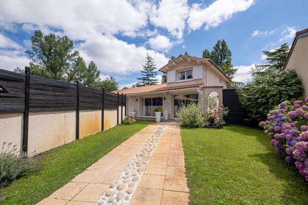 SUPERBE MAISON FAMILIALE DE 140 M2 AU CALME  QUATRE CHAMBRES  JARDIN ET GRANDE PISCINE