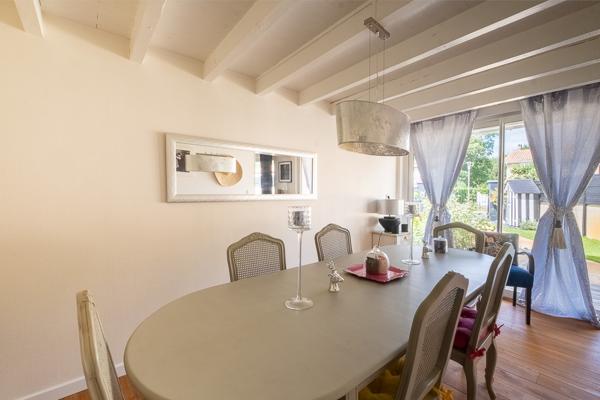 SUPERBE MAISON FAMILIALE DE 140 M2 AU CALME  QUATRE CHAMBRES  JARDIN ET GRANDE PISCINE