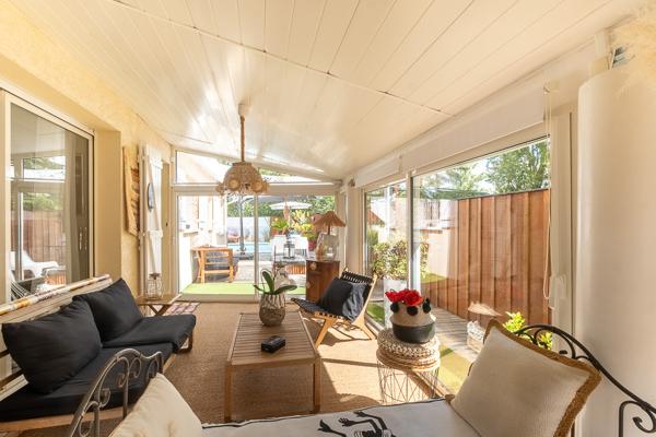 SUPERBE MAISON FAMILIALE DE 140 M2 AU CALME  QUATRE CHAMBRES  JARDIN ET GRANDE PISCINE