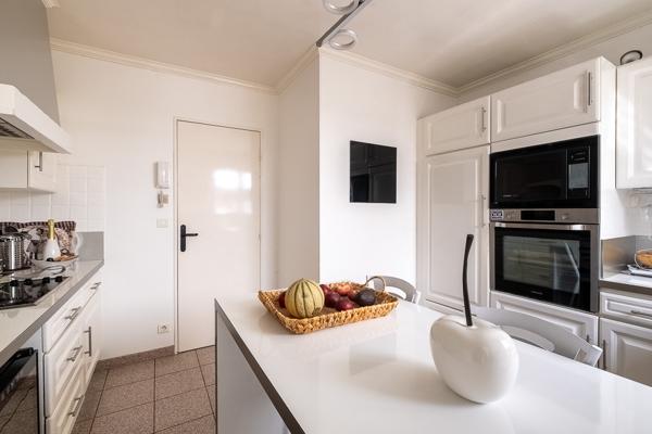 SUPERBE MAISON FAMILIALE DE 140 M2 AU CALME  QUATRE CHAMBRES  JARDIN ET GRANDE PISCINE
