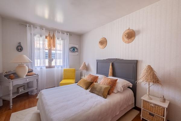 SUPERBE MAISON FAMILIALE DE 140 M2 AU CALME  QUATRE CHAMBRES  JARDIN ET GRANDE PISCINE