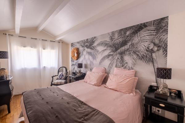 SUPERBE MAISON FAMILIALE DE 140 M2 AU CALME  QUATRE CHAMBRES  JARDIN ET GRANDE PISCINE