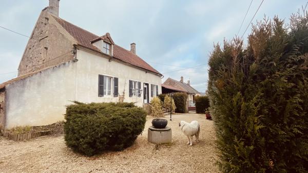 Avallon (89200) Corps de ferme situé à VILLIERS-NONAINS avec dépendances au prix de 154 600 € frais d'agence inclus.