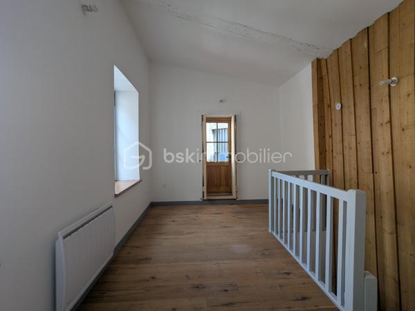 Au cœur de Riom, venez découvrir cette agréable maison de ville, nichée au fond d'une impasse et à l'abri des nuisances, répartie sur trois niveaux et agrémentée de deux jolies terrasses.

Dès le rez-de-chaussée, vous découvrirez une cuisine ouverte sur une terrasse, parfaite pour profiter d'un espace extérieur en toute simplicité. 
Une pièce attenante pourra facilement être aménagée en chambre, salon ou espace de travail, selon vos besoins.

Au premier niveau, la maison propose un nouvel espace pouvant être utilisé comme séjour ou chambre, avec un véritable atout : une seconde terrasse, offrant ainsi un agréable prolongement de l'espace de vie.
Vous trouverez également, à cet étage, une belle salle de douche et des WC indépendants.

Le sous-sol complète l'ensemble avec une cave ainsi qu'un espace de stockage, offrant un important volume de rangement.

Récemment rénovée, cette jolie maison n'attend plus que vos bagages ! 
Pour faciliter votre quotidien, des places de stationnement sont également disponibles à proximité immédiate.

Un bien plein de potentiel, idéal pour un premier achat, un pied-à-terre ou un investissement locatif, avec le confort appréciable d'un environnement calme tout en restant à deux pas du centre-ville.

Informations complémentaires :
- Chauffage électrique
- Volets bois 
- Assainissement collectif (conforme)

Une visite virtuelle est disponible sur demande.