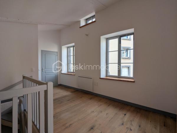 Au cœur de Riom, venez découvrir cette agréable maison de ville, nichée au fond d'une impasse et à l'abri des nuisances, répartie sur trois niveaux et agrémentée de deux jolies terrasses.

Dès le rez-de-chaussée, vous découvrirez une cuisine ouverte sur une terrasse, parfaite pour profiter d'un espace extérieur en toute simplicité. 
Une pièce attenante pourra facilement être aménagée en chambre, salon ou espace de travail, selon vos besoins.

Au premier niveau, la maison propose un nouvel espace pouvant être utilisé comme séjour ou chambre, avec un véritable atout : une seconde terrasse, offrant ainsi un agréable prolongement de l'espace de vie.
Vous trouverez également, à cet étage, une belle salle de douche et des WC indépendants.

Le sous-sol complète l'ensemble avec une cave ainsi qu'un espace de stockage, offrant un important volume de rangement.

Récemment rénovée, cette jolie maison n'attend plus que vos bagages ! 
Pour faciliter votre quotidien, des places de stationnement sont également disponibles à proximité immédiate.

Un bien plein de potentiel, idéal pour un premier achat, un pied-à-terre ou un investissement locatif, avec le confort appréciable d'un environnement calme tout en restant à deux pas du centre-ville.

Informations complémentaires :
- Chauffage électrique
- Volets bois 
- Assainissement collectif (conforme)

Une visite virtuelle est disponible sur demande.