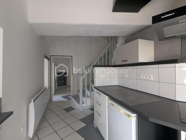 Au cœur de Riom, venez découvrir cette agréable maison de ville, nichée au fond d'une impasse et à l'abri des nuisances, répartie sur trois niveaux et agrémentée de deux jolies terrasses.

Dès le rez-de-chaussée, vous découvrirez une cuisine ouverte sur une terrasse, parfaite pour profiter d'un espace extérieur en toute simplicité. 
Une pièce attenante pourra facilement être aménagée en chambre, salon ou espace de travail, selon vos besoins.

Au premier niveau, la maison propose un nouvel espace pouvant être utilisé comme séjour ou chambre, avec un véritable atout : une seconde terrasse, offrant ainsi un agréable prolongement de l'espace de vie.
Vous trouverez également, à cet étage, une belle salle de douche et des WC indépendants.

Le sous-sol complète l'ensemble avec une cave ainsi qu'un espace de stockage, offrant un important volume de rangement.

Récemment rénovée, cette jolie maison n'attend plus que vos bagages ! 
Pour faciliter votre quotidien, des places de stationnement sont également disponibles à proximité immédiate.

Un bien plein de potentiel, idéal pour un premier achat, un pied-à-terre ou un investissement locatif, avec le confort appréciable d'un environnement calme tout en restant à deux pas du centre-ville.

Informations complémentaires :
- Chauffage électrique
- Volets bois 
- Assainissement collectif (conforme)

Une visite virtuelle est disponible sur demande.