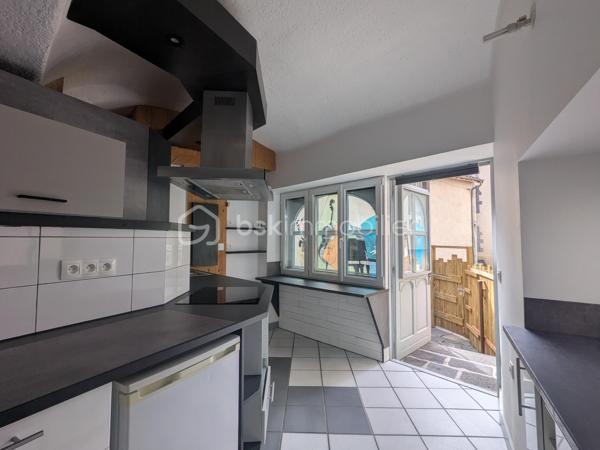 Au cœur de Riom, venez découvrir cette agréable maison de ville, nichée au fond d'une impasse et à l'abri des nuisances, répartie sur trois niveaux et agrémentée de deux jolies terrasses.

Dès le rez-de-chaussée, vous découvrirez une cuisine ouverte sur une terrasse, parfaite pour profiter d'un espace extérieur en toute simplicité. 
Une pièce attenante pourra facilement être aménagée en chambre, salon ou espace de travail, selon vos besoins.

Au premier niveau, la maison propose un nouvel espace pouvant être utilisé comme séjour ou chambre, avec un véritable atout : une seconde terrasse, offrant ainsi un agréable prolongement de l'espace de vie.
Vous trouverez également, à cet étage, une belle salle de douche et des WC indépendants.

Le sous-sol complète l'ensemble avec une cave ainsi qu'un espace de stockage, offrant un important volume de rangement.

Récemment rénovée, cette jolie maison n'attend plus que vos bagages ! 
Pour faciliter votre quotidien, des places de stationnement sont également disponibles à proximité immédiate.

Un bien plein de potentiel, idéal pour un premier achat, un pied-à-terre ou un investissement locatif, avec le confort appréciable d'un environnement calme tout en restant à deux pas du centre-ville.

Informations complémentaires :
- Chauffage électrique
- Volets bois 
- Assainissement collectif (conforme)

Une visite virtuelle est disponible sur demande.