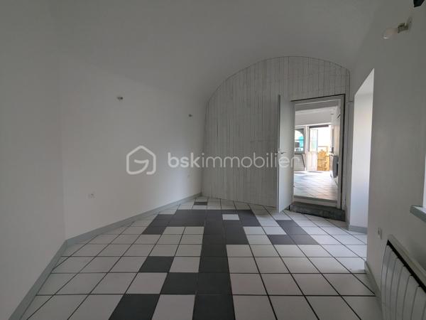 Au cœur de Riom, venez découvrir cette agréable maison de ville, nichée au fond d'une impasse et à l'abri des nuisances, répartie sur trois niveaux et agrémentée de deux jolies terrasses.

Dès le rez-de-chaussée, vous découvrirez une cuisine ouverte sur une terrasse, parfaite pour profiter d'un espace extérieur en toute simplicité. 
Une pièce attenante pourra facilement être aménagée en chambre, salon ou espace de travail, selon vos besoins.

Au premier niveau, la maison propose un nouvel espace pouvant être utilisé comme séjour ou chambre, avec un véritable atout : une seconde terrasse, offrant ainsi un agréable prolongement de l'espace de vie.
Vous trouverez également, à cet étage, une belle salle de douche et des WC indépendants.

Le sous-sol complète l'ensemble avec une cave ainsi qu'un espace de stockage, offrant un important volume de rangement.

Récemment rénovée, cette jolie maison n'attend plus que vos bagages ! 
Pour faciliter votre quotidien, des places de stationnement sont également disponibles à proximité immédiate.

Un bien plein de potentiel, idéal pour un premier achat, un pied-à-terre ou un investissement locatif, avec le confort appréciable d'un environnement calme tout en restant à deux pas du centre-ville.

Informations complémentaires :
- Chauffage électrique
- Volets bois 
- Assainissement collectif (conforme)

Une visite virtuelle est disponible sur demande.