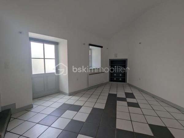 Au cœur de Riom, venez découvrir cette agréable maison de ville, nichée au fond d'une impasse et à l'abri des nuisances, répartie sur trois niveaux et agrémentée de deux jolies terrasses.

Dès le rez-de-chaussée, vous découvrirez une cuisine ouverte sur une terrasse, parfaite pour profiter d'un espace extérieur en toute simplicité. 
Une pièce attenante pourra facilement être aménagée en chambre, salon ou espace de travail, selon vos besoins.

Au premier niveau, la maison propose un nouvel espace pouvant être utilisé comme séjour ou chambre, avec un véritable atout : une seconde terrasse, offrant ainsi un agréable prolongement de l'espace de vie.
Vous trouverez également, à cet étage, une belle salle de douche et des WC indépendants.

Le sous-sol complète l'ensemble avec une cave ainsi qu'un espace de stockage, offrant un important volume de rangement.

Récemment rénovée, cette jolie maison n'attend plus que vos bagages ! 
Pour faciliter votre quotidien, des places de stationnement sont également disponibles à proximité immédiate.

Un bien plein de potentiel, idéal pour un premier achat, un pied-à-terre ou un investissement locatif, avec le confort appréciable d'un environnement calme tout en restant à deux pas du centre-ville.

Informations complémentaires :
- Chauffage électrique
- Volets bois 
- Assainissement collectif (conforme)

Une visite virtuelle est disponible sur demande.