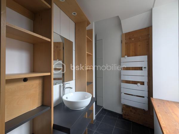 Au cœur de Riom, venez découvrir cette agréable maison de ville, nichée au fond d'une impasse et à l'abri des nuisances, répartie sur trois niveaux et agrémentée de deux jolies terrasses.

Dès le rez-de-chaussée, vous découvrirez une cuisine ouverte sur une terrasse, parfaite pour profiter d'un espace extérieur en toute simplicité. 
Une pièce attenante pourra facilement être aménagée en chambre, salon ou espace de travail, selon vos besoins.

Au premier niveau, la maison propose un nouvel espace pouvant être utilisé comme séjour ou chambre, avec un véritable atout : une seconde terrasse, offrant ainsi un agréable prolongement de l'espace de vie.
Vous trouverez également, à cet étage, une belle salle de douche et des WC indépendants.

Le sous-sol complète l'ensemble avec une cave ainsi qu'un espace de stockage, offrant un important volume de rangement.

Récemment rénovée, cette jolie maison n'attend plus que vos bagages ! 
Pour faciliter votre quotidien, des places de stationnement sont également disponibles à proximité immédiate.

Un bien plein de potentiel, idéal pour un premier achat, un pied-à-terre ou un investissement locatif, avec le confort appréciable d'un environnement calme tout en restant à deux pas du centre-ville.

Informations complémentaires :
- Chauffage électrique
- Volets bois 
- Assainissement collectif (conforme)

Une visite virtuelle est disponible sur demande.