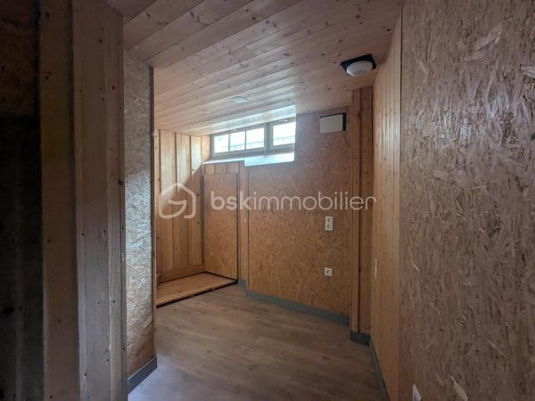 Au cœur de Riom, venez découvrir cette agréable maison de ville, nichée au fond d'une impasse et à l'abri des nuisances, répartie sur trois niveaux et agrémentée de deux jolies terrasses.

Dès le rez-de-chaussée, vous découvrirez une cuisine ouverte sur une terrasse, parfaite pour profiter d'un espace extérieur en toute simplicité. 
Une pièce attenante pourra facilement être aménagée en chambre, salon ou espace de travail, selon vos besoins.

Au premier niveau, la maison propose un nouvel espace pouvant être utilisé comme séjour ou chambre, avec un véritable atout : une seconde terrasse, offrant ainsi un agréable prolongement de l'espace de vie.
Vous trouverez également, à cet étage, une belle salle de douche et des WC indépendants.

Le sous-sol complète l'ensemble avec une cave ainsi qu'un espace de stockage, offrant un important volume de rangement.

Récemment rénovée, cette jolie maison n'attend plus que vos bagages ! 
Pour faciliter votre quotidien, des places de stationnement sont également disponibles à proximité immédiate.

Un bien plein de potentiel, idéal pour un premier achat, un pied-à-terre ou un investissement locatif, avec le confort appréciable d'un environnement calme tout en restant à deux pas du centre-ville.

Informations complémentaires :
- Chauffage électrique
- Volets bois 
- Assainissement collectif (conforme)

Une visite virtuelle est disponible sur demande.