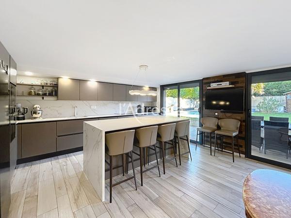 CHELLES - PROPRIÉTÉ D'EXCEPTION DE 254M² - PISCINE CHAUFFÉE - PRESTATIONS LUXUEUSES