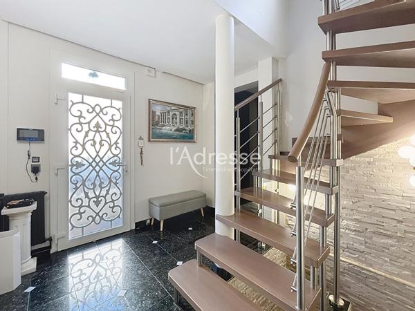 CHELLES - PROPRIÉTÉ D'EXCEPTION DE 254M² - PISCINE CHAUFFÉE - PRESTATIONS LUXUEUSES