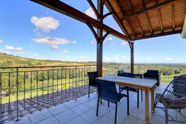 Propriété avec piscine et vaste dépendance