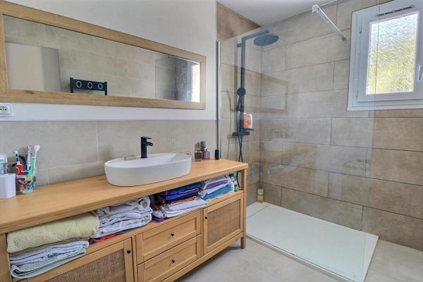 Propriété avec piscine et vaste dépendance