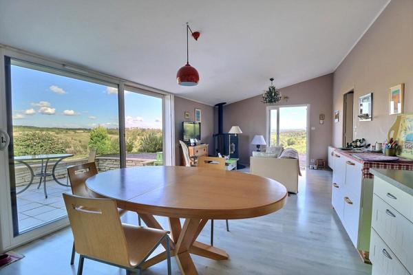 Propriété avec piscine et vaste dépendance