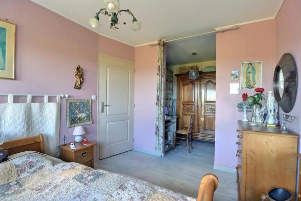 Propriété avec piscine et vaste dépendance