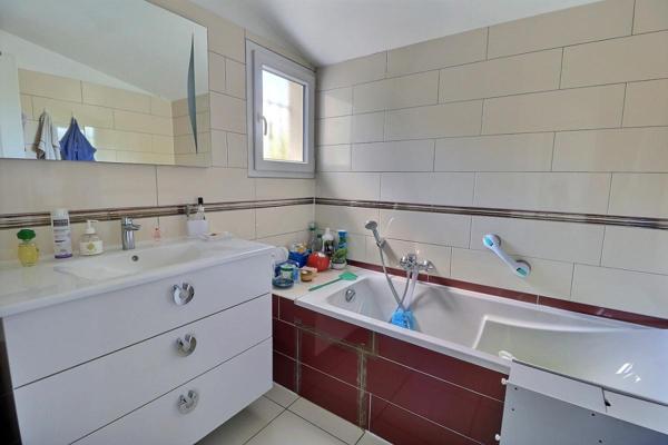 Propriété avec piscine et vaste dépendance