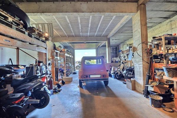 Propriété avec piscine et vaste dépendance