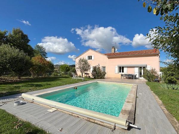 Propriété avec piscine et vaste dépendance