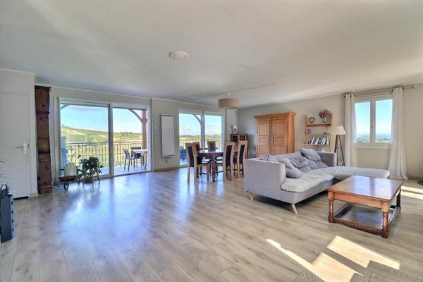 Propriété avec piscine et vaste dépendance