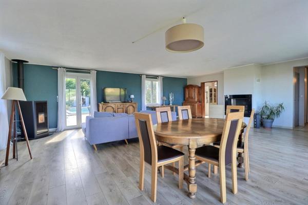 Propriété avec piscine et vaste dépendance