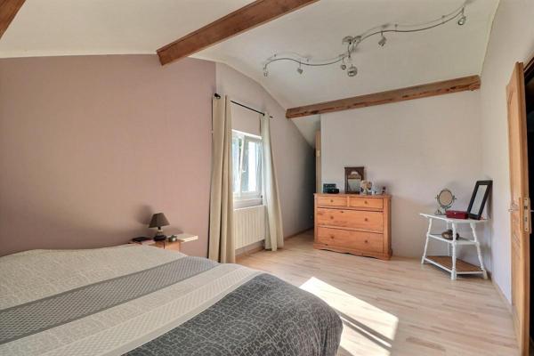 Propriété avec piscine et vaste dépendance